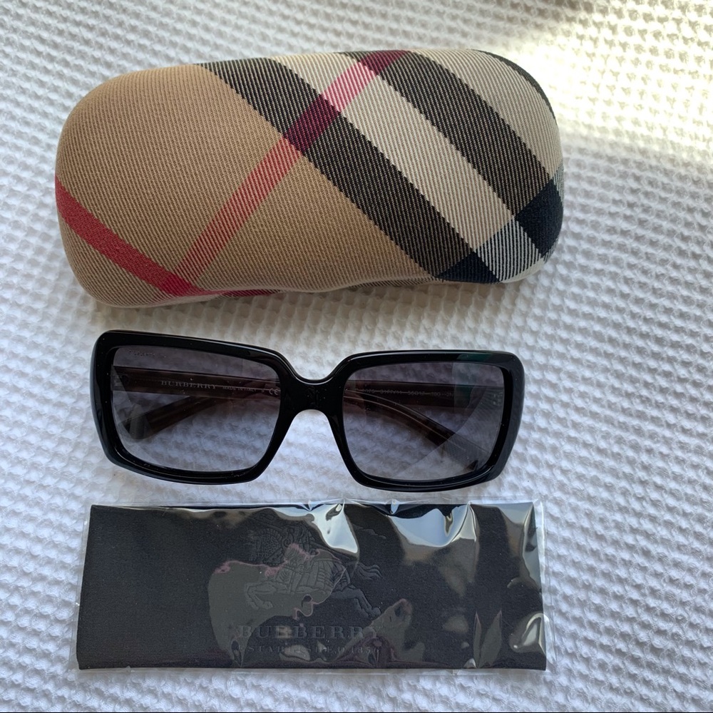 Burberry Sunglasses Rectangular Black Frame With … - image 3